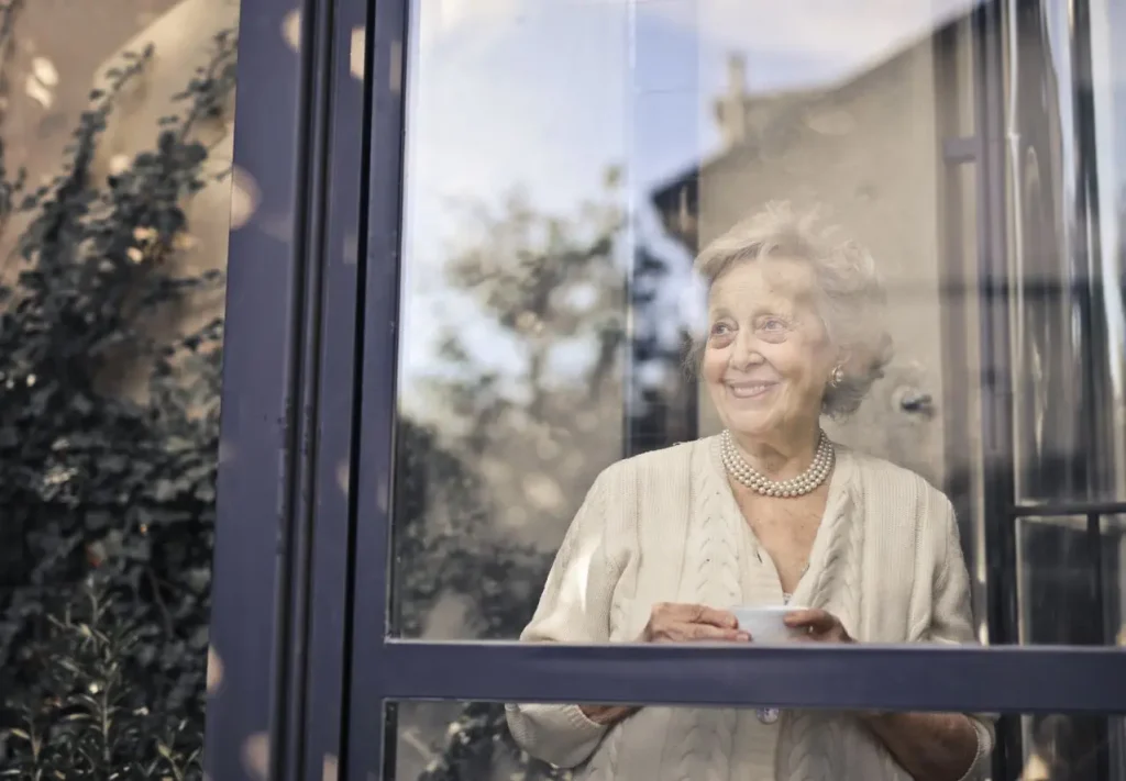 Femme âgée devant la fenêtre
